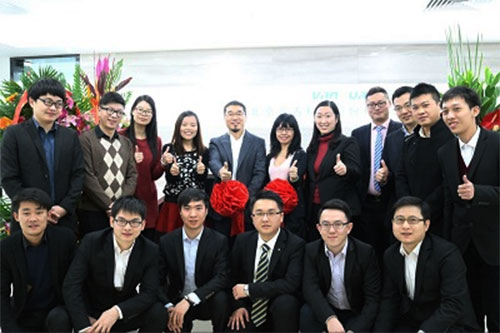 万古科技与前来祝贺的eHR系统用户合影